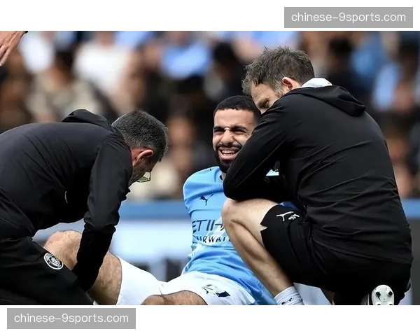 曼城迪亚斯腿筋伤势缺阵 中卫组合面临重组